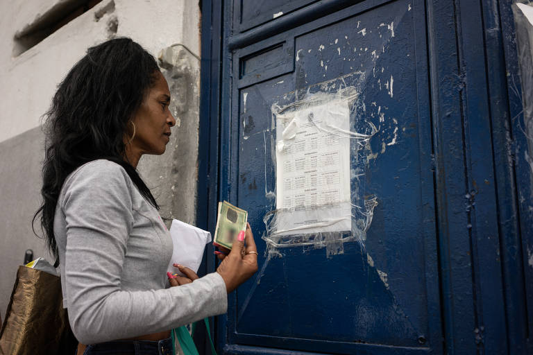Claudia vai toda semana levar mantimentos para a companheira no Instituto Penal Santo Expedito, presídio feminino em Bangu onde ela está presa há alguns meses por outros furtos