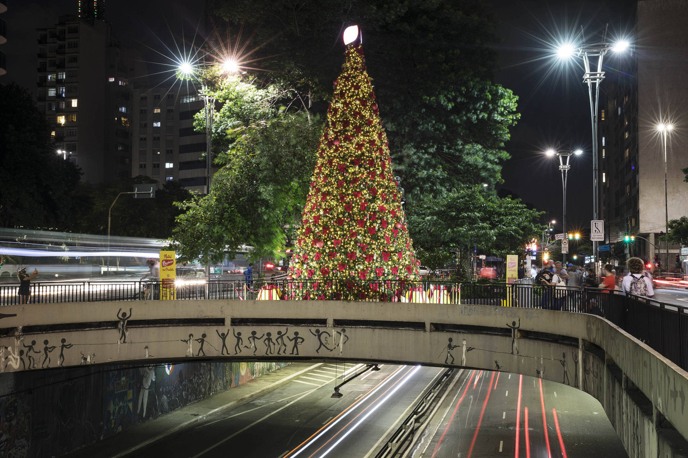 Árvore de 10 m é o destaque da decoração de Natal na avenida Paulista -  10/12/2020 - São Paulo - Agora