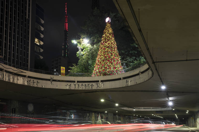 Avenida Paulista recebe decoração de Natal