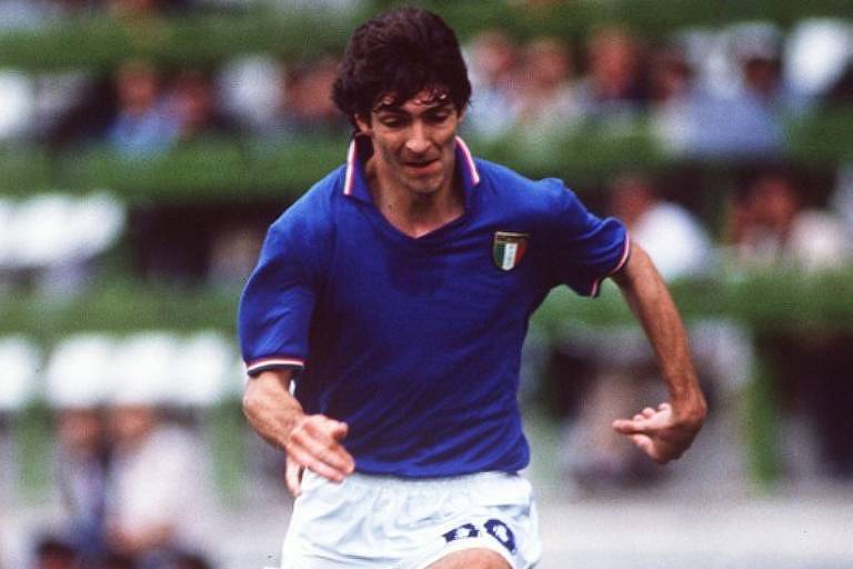 Paolo Rossi em ação no duelo contra a Polônia, na Copa de 1982; o atacante foi o artilheiro do Mundial, com seis gols, três deles contra o Brasil