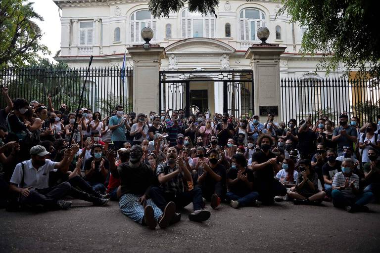 Artistas e ativistas participam da manifestação contra o regime na frente do Ministério da Cultura, em Havana