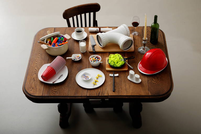 O consumo ocorre principalmente via água potável, onde há resíduos plásticos