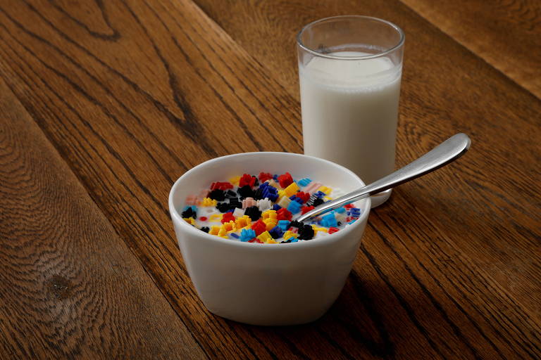 O consumo ocorre principalmente via água potável, onde há resíduos plásticos