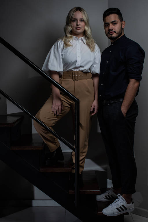 Os dois afirmam que tiveram que se afastar dos familiares para mantê-los seguros. "Minha família é muito distante da internet, são pessoas mais velhas, é difícil até explicar o que nós estamos fazendo. Então optamos por sair do anonimato longe deles", conta Stelle