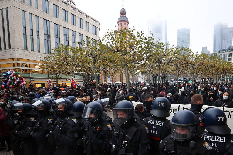 Polícia barra protestos contra 'lockdown' na Alemanha, que estuda fechar comércio