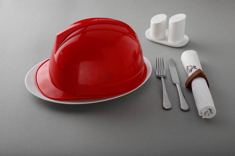 Se levada em consideração a proporção mensal, em um ano, todo o plástico consumido daria para fazer um capacete de bombeiro