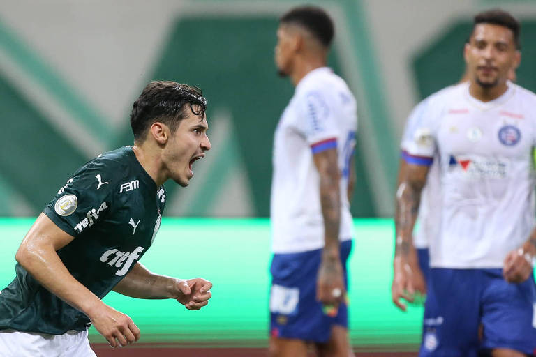 O jogador Raphael Veiga, da SE Palmeiras, comemora seu gol contra a equipe do EC Bahia, durante partida válida pela vigésima quinta rodada, do Campeonato Brasileiro, Série A, na arena Allianz Parque