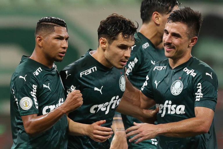 Raphael Veiga da SE Palmeiras, comemora seu gol contra a equipe do EC Bahia, durante partida válida pela vigésima quinta rodada, do Campeonato Brasileiro, Série A, na arena Allianz Parque