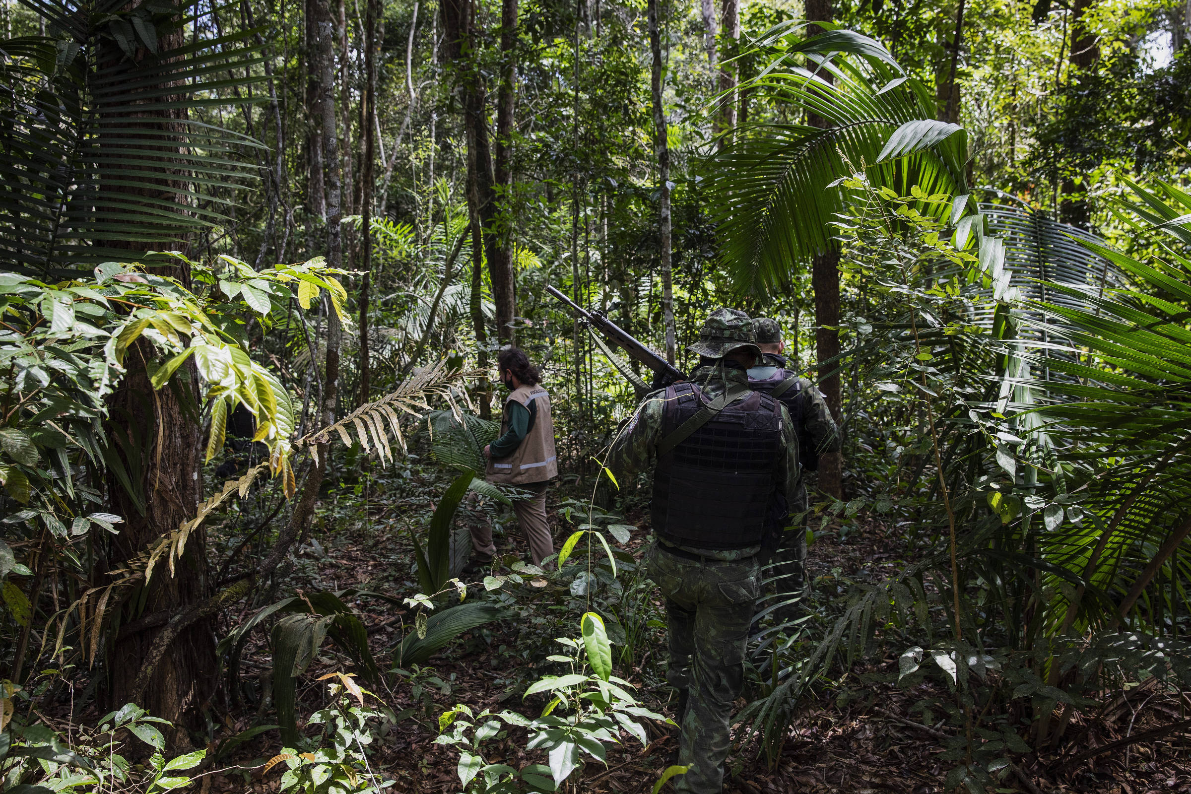 Fiscais da Secretaria Estadual do Meio Ambiente do Pará, com apoio da PM, percorrem a pé um ramal na área rural de Uruará, no Pará, durante operação de combate ao desmatamento ilegal