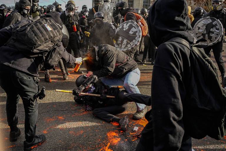 Quatro manifestantes são esfaqueados e um baleado em protesto pró-Trump