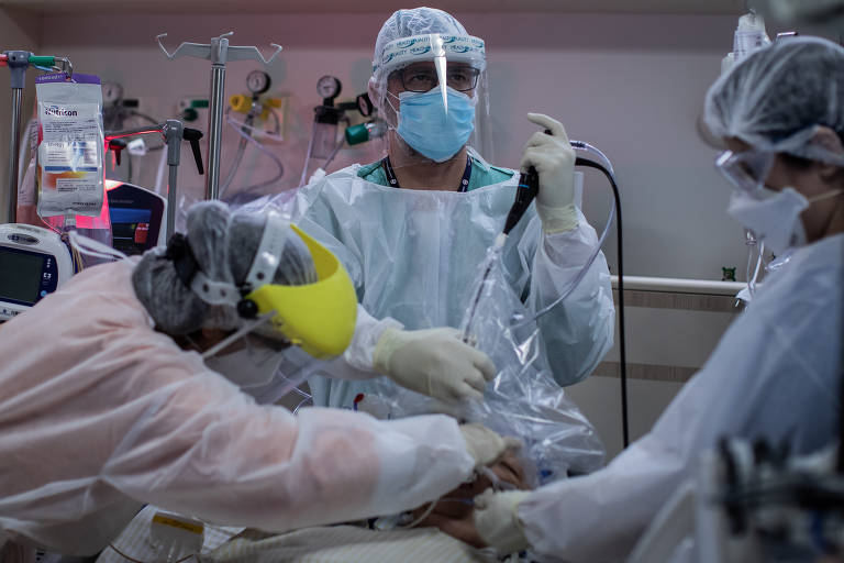 Equipe médica do Hospital Albert Einstein, na zona sul de São Paulo, durante cirurgia de broncotomia