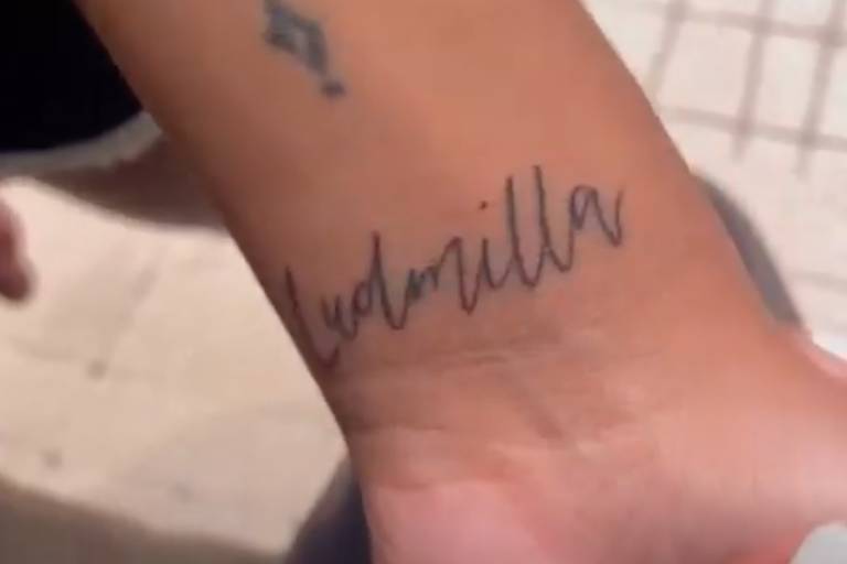 Brunna Gonçalves faz tatuagem com o nome da esposa, Ludmilla