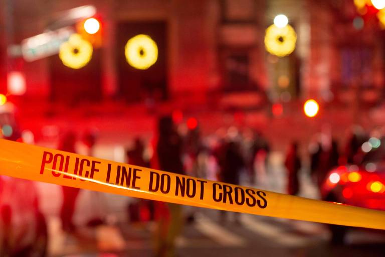 Policiais isolam área externa da Catedral de St. John the Divine em Nova York, depois que um atirador abriu fogo logo após apresentação de Natal