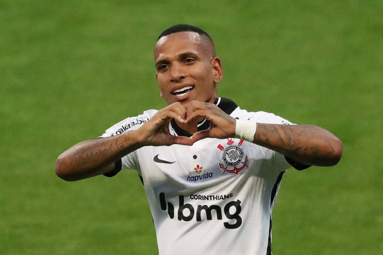 Otero, do Corinthians, comemora seu gol contra o São Paulo fazendo um coração com as mãos