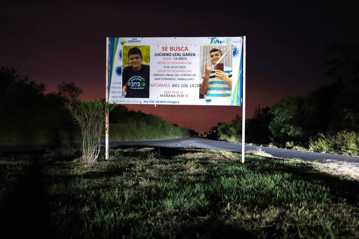 Placa com alerta de desaparecimento de Luciano Leal Garza em San Fernando, no México