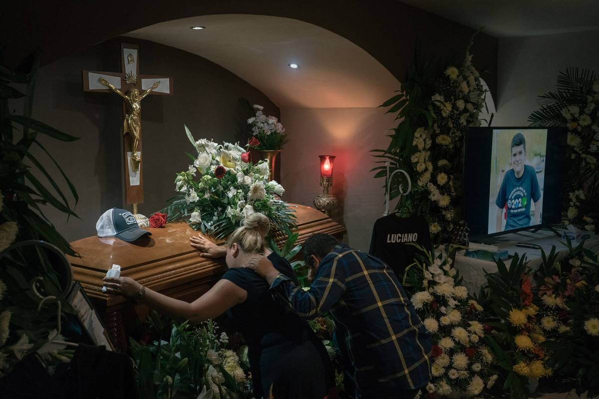Os pais de Luciano Leal Garza durante funeral do filho em San Fernando, no México