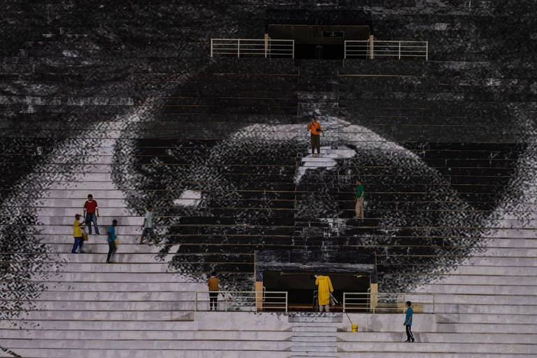 Trabalho do artista plástico JR no estádio Pacaembu, em São Paulo, pela galeria Continua