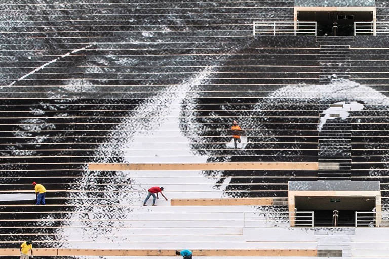 Trabalho do artista plástico JR no estádio Pacaembu, em São Paulo, pela galeria Continua