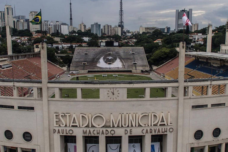 Trabalho do artista plástico JR no estádio Pacaembu, em São Paulo, pela galeria Continua
