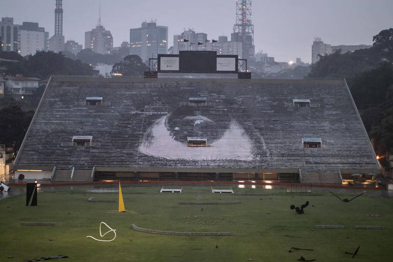 Trabalho do artista plástico JR no estádio Pacaembu, em São Paulo, pela galeria Continua
