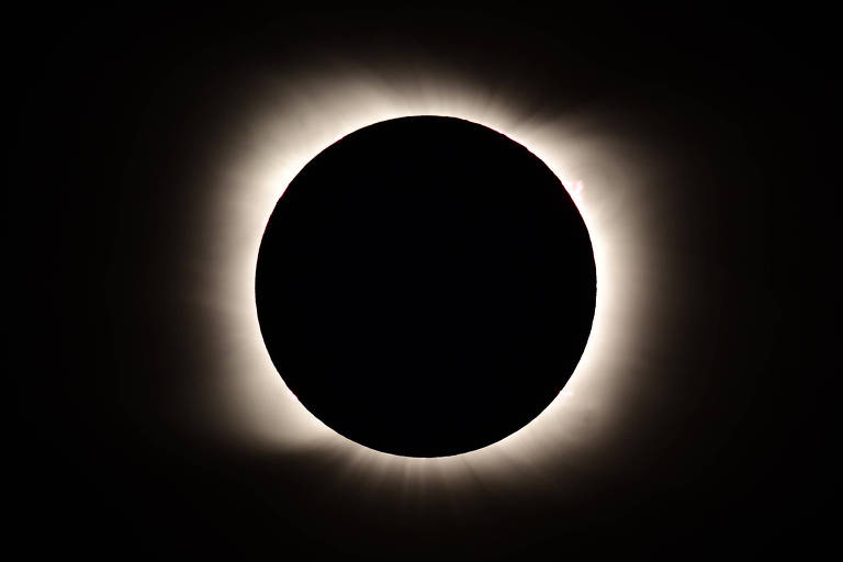 Imagem do eclipse, que pode ser descrito como um círculo preto que tem na sua borda uma luz branca intensa