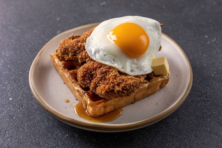 Lilu, a casa de André Mifano que tinha a proposta de oferecer comidinhas para compartilhar, foi uma das que se despediu da cidade em 2020; um dos clássicos do local era o waffle de baunilha, coxa e sobrecoxa de frango marinadas em molho picante suave e empanadas na farinha tipo Panco e fritas, acompanhadas por um ovo frito e calda de especiarias, laranja e licor de café 