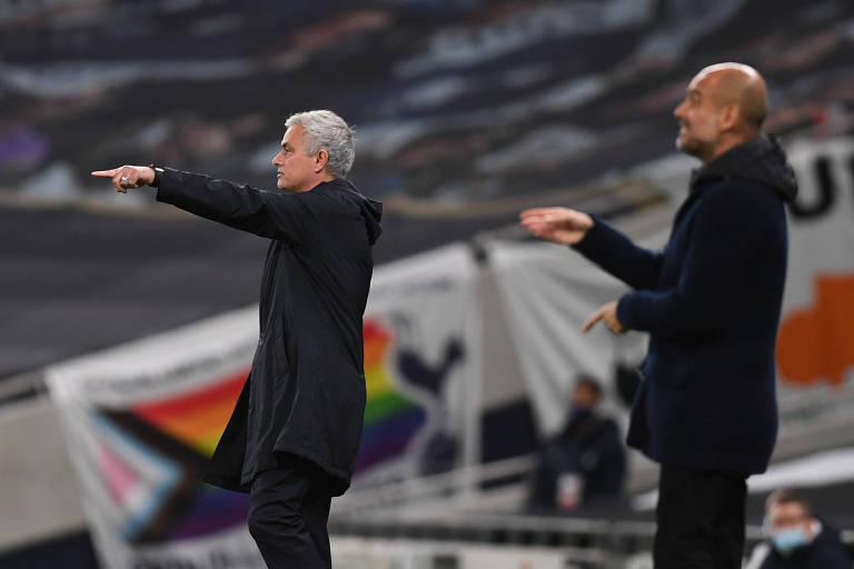 Mourinho (à esq) e Pep Guardiola durante a partida entre Tottenham Hotspur e Manchester City, disputada em novembro
