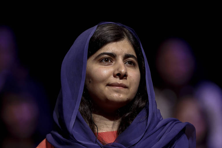 Mulher jovem paquistanesa usa hijab azul 