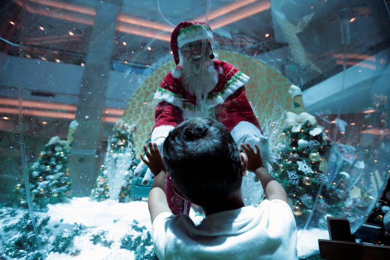 Papai Noel na bolha, multidão no centro de SP e Bolsonaro no Ceagesp; veja fotos dessa semana