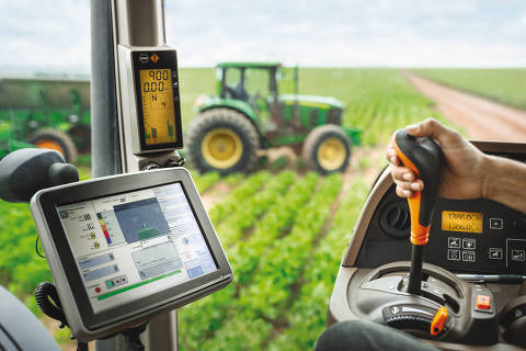 The GPS data are transmitted to the systems in the tractors that work the fields.-------------------------Die GPS-Daten werden in die Systeme auf die Traktoren übertragen, mit denen die Felder bearbeitet werden.