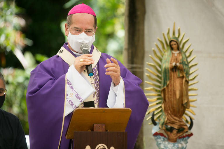 Dom Walmor Oliveira de Azevedo é arcebispo de Belo Horizonte e presidente da CNBB; ele celebra missa usando máscara