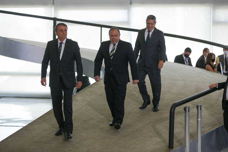 O presidente Jair Bolsonaro, acompanhado dos ministros Eduardo Pazuello (Saúde) e Braga Netto (Casa Civil) no lançamento da plano nacional de vacinação contra a Covid-19, no Palácio do Planalto
