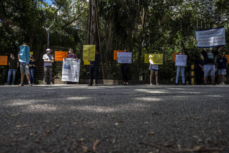 Pesquisadores, docentes e estudantes protestam em frente ao predio da Fapesp, no Alto da Lapa