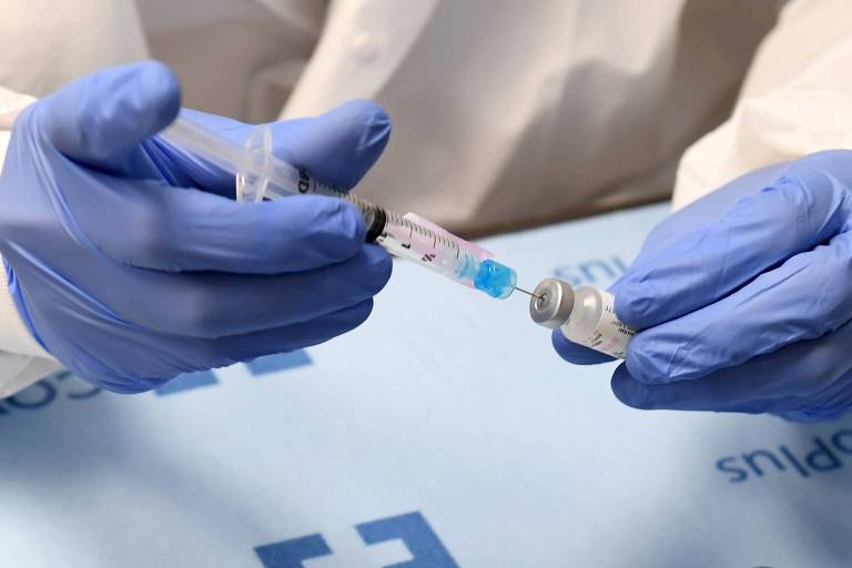 Seringa e vacina da Pfizer/BioNTech durante aplicação no Centro Médico da Universidade do Sul de Nevada, em Las Vegas, EUA
