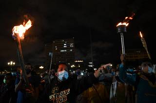 Des manifestants mettent le feu au Congrès au Guatemala