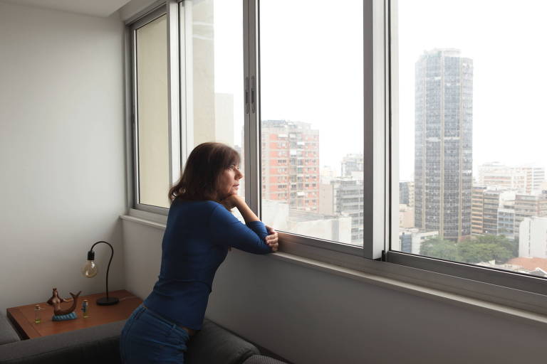 A colunista Mirian Goldenberg olhando pela janela