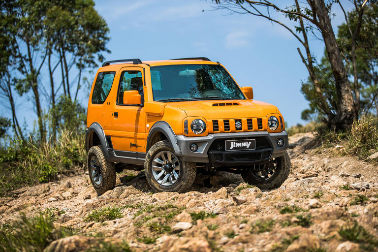 Modelo Jimny. Suzuki A marca japonesa, que é representada no Brasil pelo grupo HPE, instalou uma linha de produção na cidade de Itumbiara (GO). O modelo Jimny foi montado lá de 2013 a 2015, quando a manufatura foi transferida para Catalão (GO), onde o representante da montadora já produzia modelos Mitsubishi.