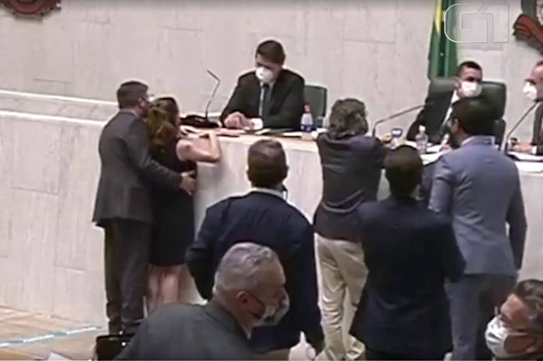 Vídeo mostra deputado Fernando Cury apalpando a deputada Isa Penna durante sessão da Alesp
