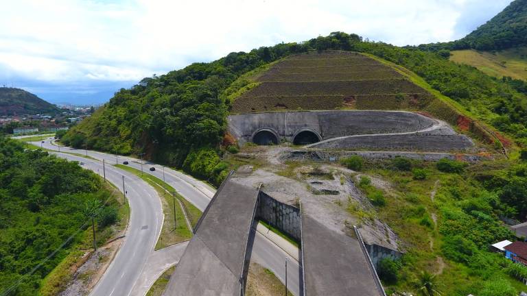 As obras de contornos estão localizadas nas duas cidades e foram incluídas no projeto de ampliação da Tamoios após o seu lançamento, em 2011, pelo então governador Geraldo Alckmin (PSDB)