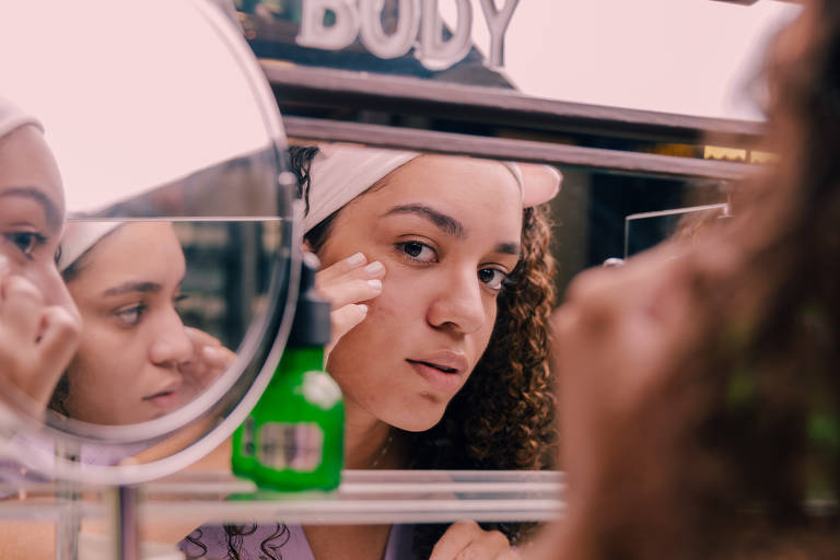 A estudante Pamela Moreira, 20, aumentou seus cuidados com o rosto na pandemia