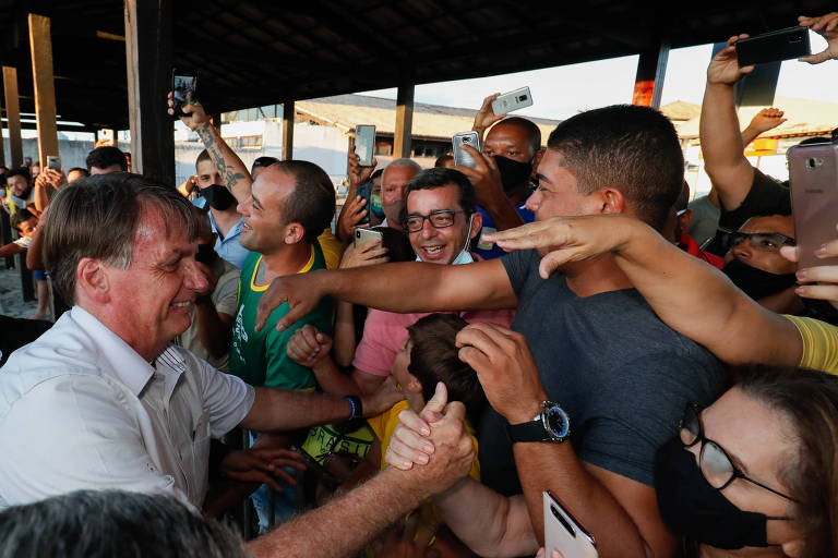 Sem máscara, o presidente da República, Jair Bolsonaro, cumprimenta a população em Porto Seguro, na Bahia