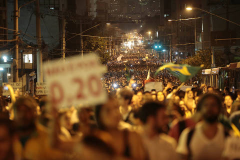 SÃO PAULO, SP, BRASIL, 17-06-2013: País em Protesto: Multidão de manifestantes tomas a avenida Brigadeiro Luis Antonio, durante protesto contra o aumento da tarifa de ônibus, em São Paulo (SP). (Foto: Fabio Braga/Folhapress)