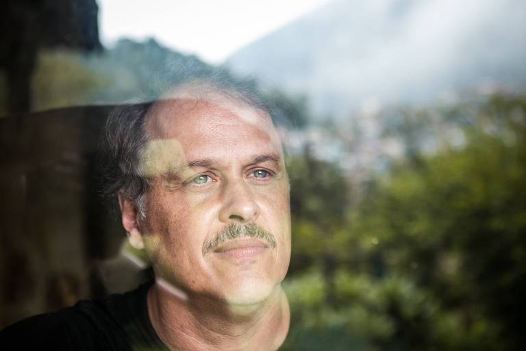 O ator e diretor Guilherme Fontes em sua casa no Rio de Janeiro 