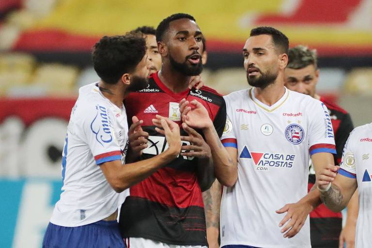 Gerson e jogadores do Bahia durante partida do Campeonato Brasileiro