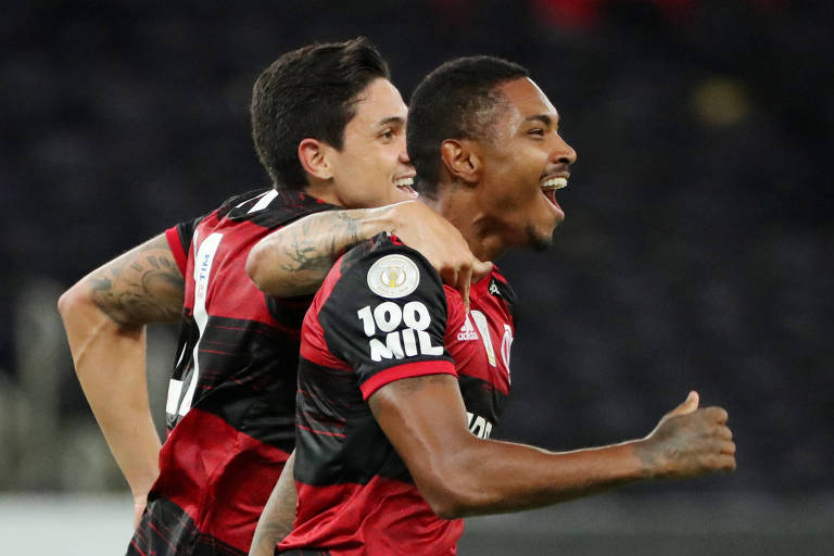 Jogador Vitinho, do Flamengo, sorrindo comemorando gol com Pedro