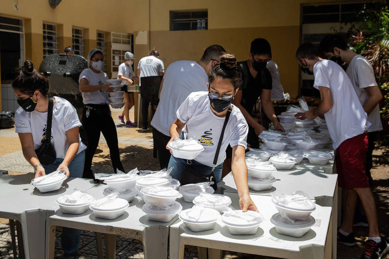 Voluntários durante produção e entrega de marmitas do Jantar Invisível do ano passado, na Missão Cena, no centro de São Paulo