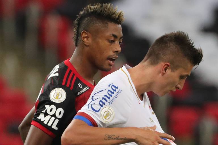 Bruno Henrique e Ramírez discutem durante partida entre Flamengo e Bahia 
