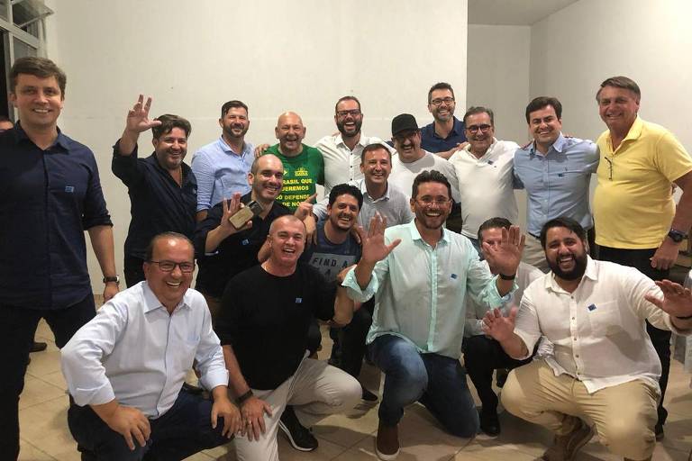 Sem usar máscaras, o presidente Jair Bolsonaro (sem partido) participa de evento com o apresentador Ratinho, o ministro Fábio Faria (Comunicações) e o empresário Luciano Hang, entre outros