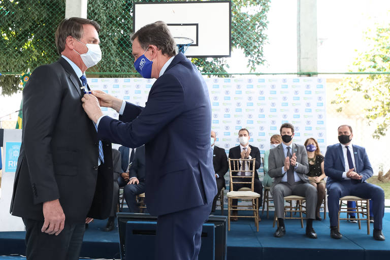 O presidente Jair Bolsonaro recebe medalha do prefeito do Rio de Janeiro Marcelo Crivella em agosto de 2020
