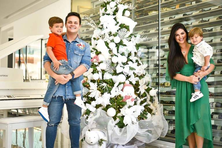 Acompanhado da esposa, Paula Aires e dos filhos Davi e João Pedro, Matheus Aleixo mostra decoração de Natal 